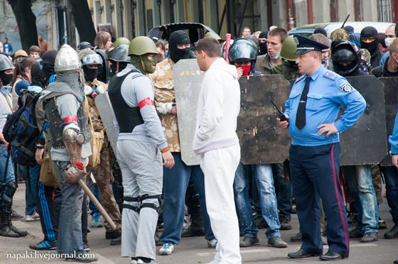 04-Pro-Russian-separatists-armed-with-bats-and-shields-talk-with-police-officer.jpg