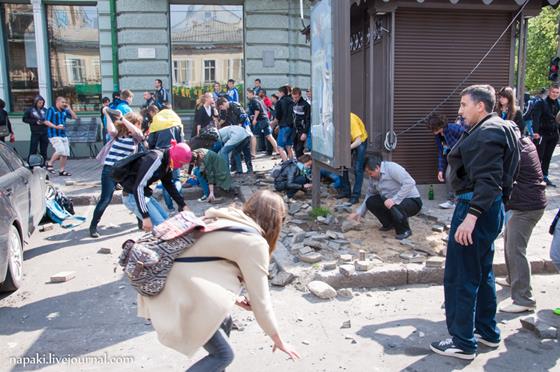 32-People-colelct-stones-for-attack-in-Odessa.jpg
