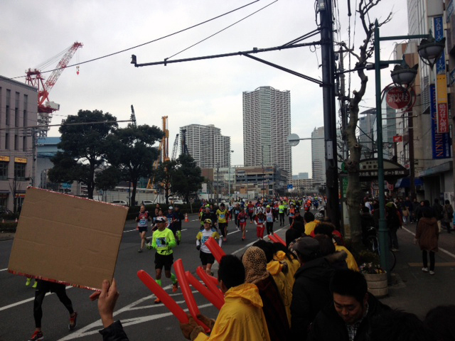 東京マラソン01_ランナーと沿道の応援