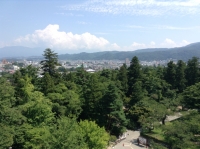 鶴ヶ城から飯盛山を望む
