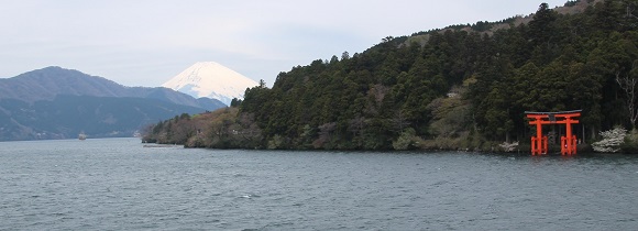 芦ノ湖からの鳥居と富士山