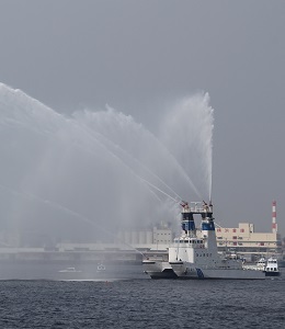 消防艇による放水１
