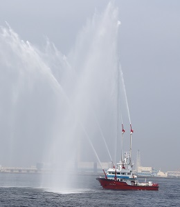 消防艇による放水２
