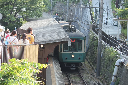 極楽寺駅に到着した江ノ電