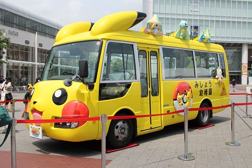 桜木町駅前広場の幼稚園バス