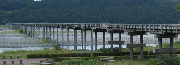 大井川に架かる「蓬莱橋」