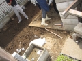 埼玉県所沢市　ご在宅一戸建て　庭の土の撤去処分　作業風景　２