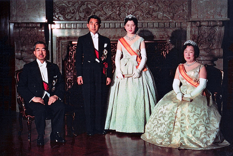 800px-Crown_Prince__Princess__Emperor_Showa__Empress_Kojun_wedding_1959-4.jpg